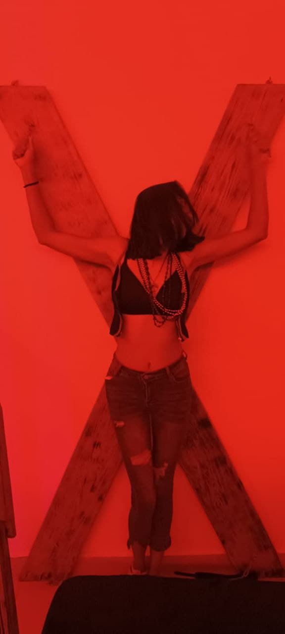 🔥 Bajo la luz roja